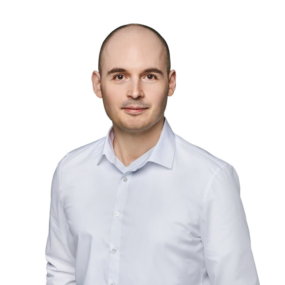 Porträt eines der beiden Inhaber von SEO Linz im hellen Hemd